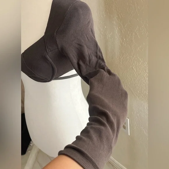 FASHION NOVA CROPPED LONG SLEEVE TOP - Picture 3 of 7